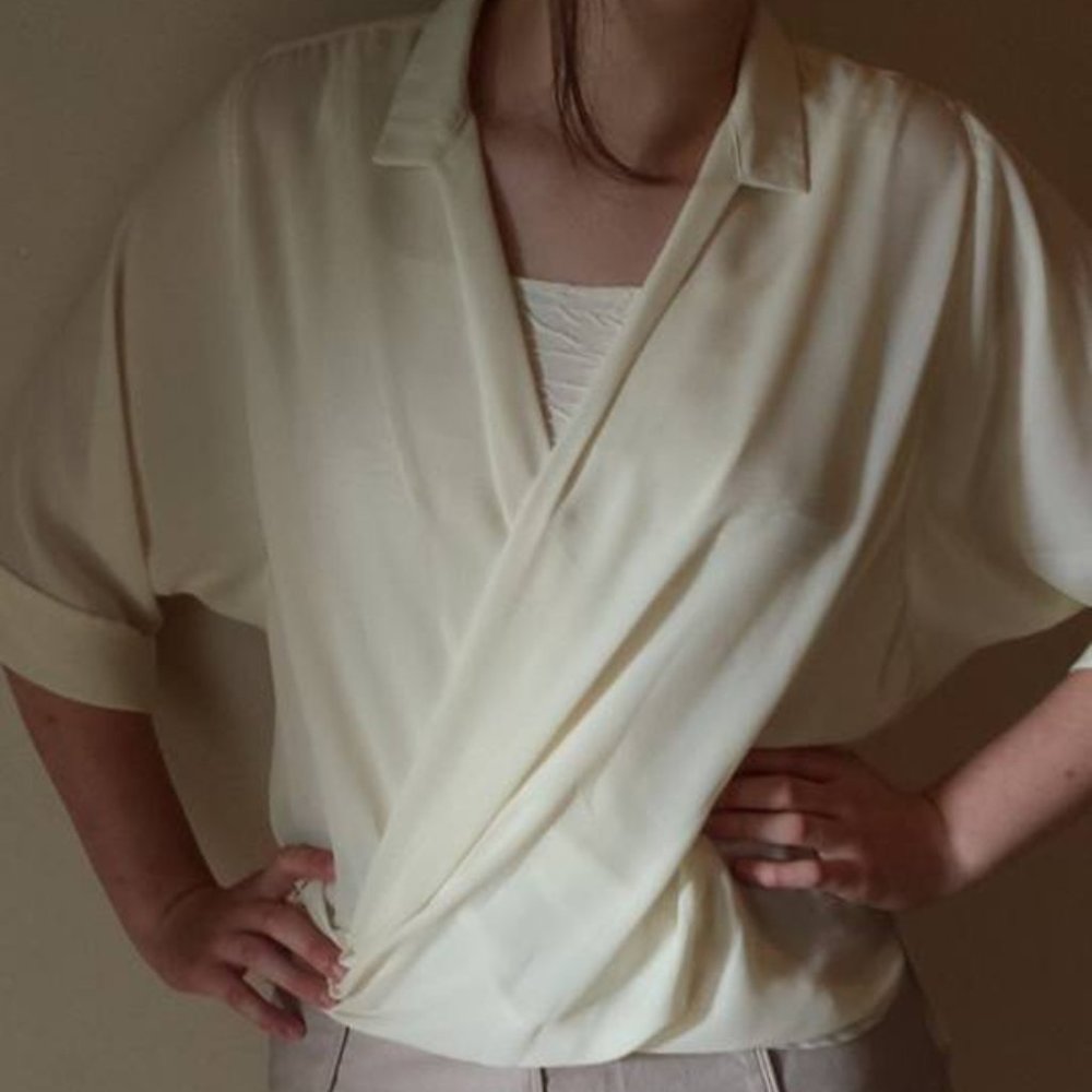 CARAPACE CREAM FRONT DRAPE HI-LO BLOUSE